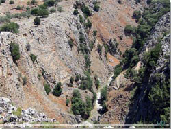 Den gamle selsti af brosten, zig zagger p begge klippesider af klften, ved starten i Aradena