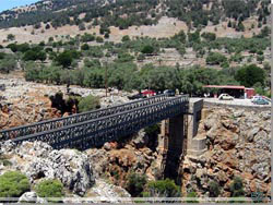 Aradena broen fra 1986 over den 138 m dybe klft. Der er bungyjump fra broen om sommeren...