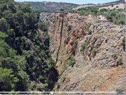 Aradena klften, den verste halvdel, der starter ved landsbyen Aradena. Her broen over klften