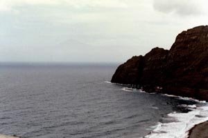 La Gomera. Tenerife med El Teide anes svagt i baggrunden