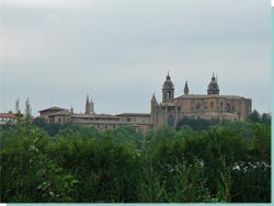 Pamplona. Katedralen og borgmurene var det første der spottedes