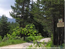 Bulgarien. Pirin. Et skilt lokker med hotel og restaurant