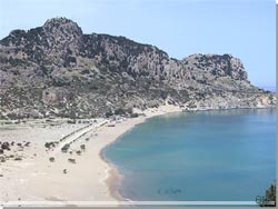 Tsambika beach og bjerget med klostret i baggrunden Tsambika beach og bjerget med klostret i baggrunden