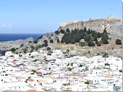 Lindos med Akropolis i baggrunden på klippetoppen Lindos med Akropolis i baggrunden på klippetoppen