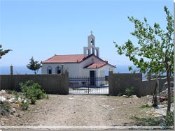 En lille kirke eller kapel ligger smukt