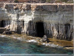 Cypern. Havklippehulerne ved Palatia [Klik for et strre billede]