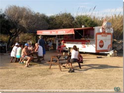 Cypern. Stekkis Snackbar p stranden lidt udenfor Agia Napa [Klik for et strre billede]