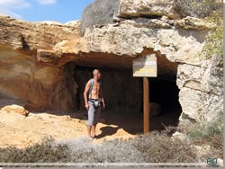 Cypern. Kykloppens Hule, Cyclops Cave,  ved Konnos Bay [Klik for et strre billede]