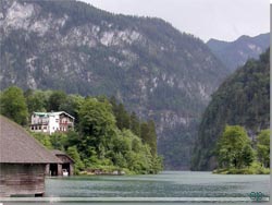 Tyskland. Berchtesgadenland. Knigssee med den gasthof og caf i det hvide hus, som omtales [Klik for et strre billede]