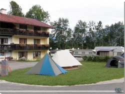 Tyskland. Berchtesgadenland. Camping Mühlleiten. Teltpladsen med gæstehuset i baggrunden