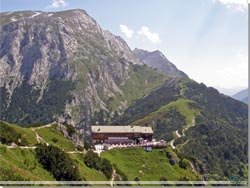 Tyskland. Berchtesgadenland. Jenner Bahn Talstation og Bergsttte set fra stien til Jenner top [Klik for et strre billede]