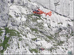 Tyskland. Berchtesgadenland. Redningshelikopter p arbejde ved Mitterkaser [Klik for et strre billede]