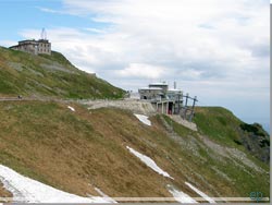 Kasprowy Wierch med kabelbanestation, og lidt hjere oppe en vejrstation, set fra start af gul sti