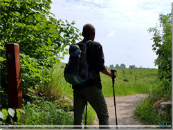 En pl med caminomrke og udsigt til bent land