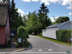 Risby. Risby Stræde lige ud, skiltet med caminoskal