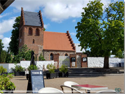 Ballerup Kirke set fra Café Lois på torvet ved Centrumgaden