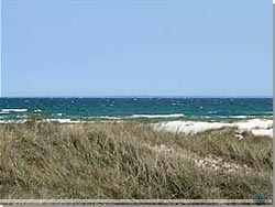 Fra stranden ved Sandhammaren. Bornholm anes svagt i disen Fra stranden ved Sandhammaren. Bornholm anes svagt i disen