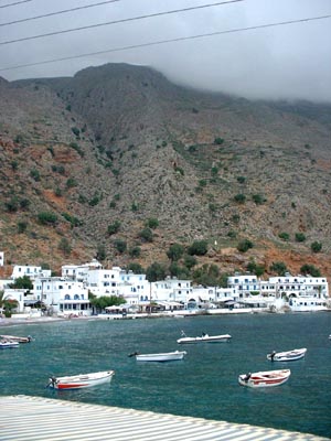 Kreta. Loutro set fra vrelses balkonen. Stien op til Anopolis anes p hjre side af bjerget