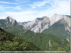 Toscana. Alpe Apuane. Udsigt til De Vilde Bjerge [Klik for et strre billede]