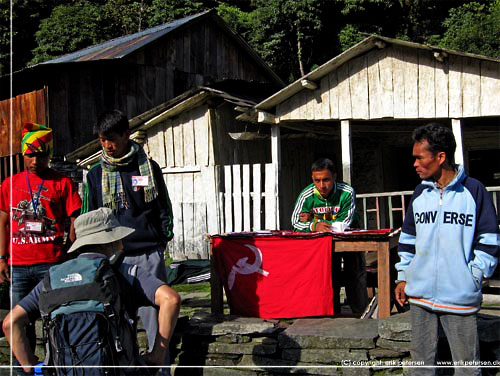 Nepal. Maoist kontrolpost lige i udkanten af Ghorepani. Ingen kom forbi uden at betale beskyttelsespenge