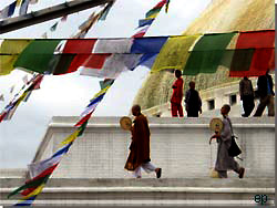 Nepal. Kathmandu. Ved Bouddhanath stupaen [Klik for et strre billede]