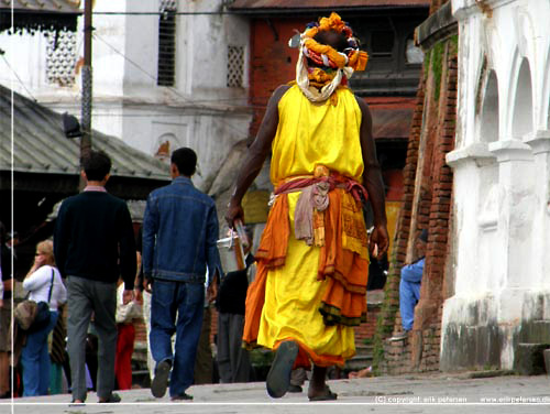 Nepal. Kathmandu. Farverige gevandter ved Pashupati