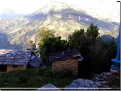 Nepal. Chandrakot. Det lille outhouse, lokum/cold shower i morgenlyset [Klik for et strre billede]