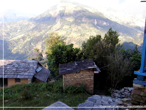 Nepal. Chandrakot. Det lille outhouse, lokum/cold shower i morgenlys