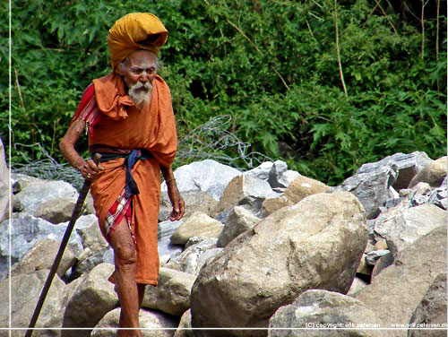 Nepal. Tatopani.  Hellig mand p vandring langs Kali Gandhaki
