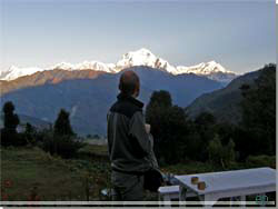 Nepal.   Chitre. Klokken er 6 og der mediteres over udsigten til Dhaulagiri [Klik for et strre billede]
