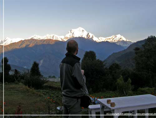 Nepal. Chitre. Klokken er 6 morgen og der mediteres over udsigten til Dhaulagiri