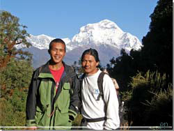Nepal. Vores fljtende og syngende ass. guide og chefguiden Hemanta [Klik for et strre billede]