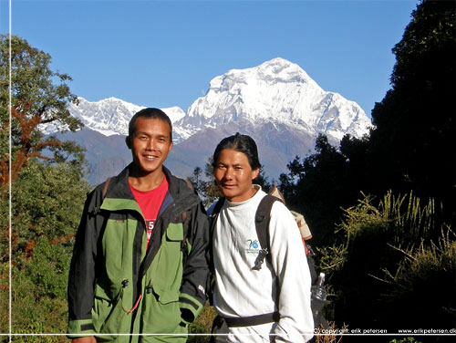 Vandretur i Nepal. Vores fljtende og syngende ass. guide og chefguiden Hemenza