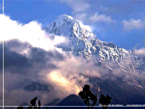 Nepal. De store snekldte tinder dukkede op mellem skyerne