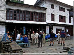 Nepal. Foran Hotel Sunrise Lodge i Birethanti [Klik for et strre billede]