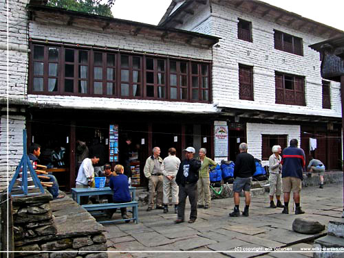 Nepal. Foran Hotel Sunrise Lodge i Birethanti