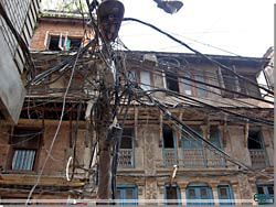 Nepal. Kathmandu. Elektriker mareridt [Klik for et strre billede]