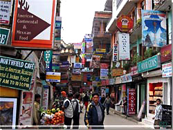 Nepal. Kalejdoskop af reklameskilte i Kathmandu [Klik for et strre billede]