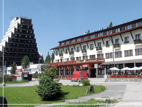 Slovakiet. Udsigt fra stationen i Strbske Pleso med Hotel Panorama til venstre