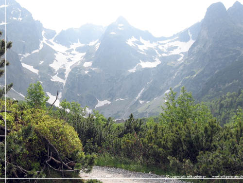 Slovakiet. Stien til refugie Chata Zelenum, med de snekldte bjerge i baggrunden