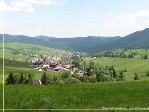 Slovakiet. Den 6 km lange landsby Zdiar set fra bakkerne i vest