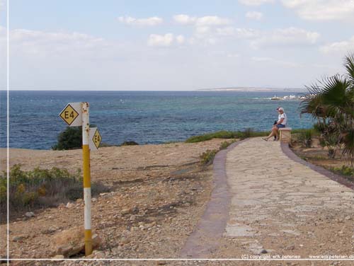 Cypern. E4 skilt p strandpromenaden ved Ayia Napa