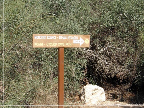 Cypern. Stien deler sig og et skilt viser vej til Kykloppens hule, Cyclops Cave