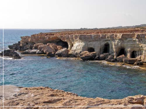 Cypern. Klippehuler ved kysten ved Ayia Napa