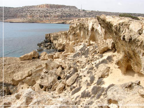 Cypern. Et lille pothole med sand i ly af klippen 