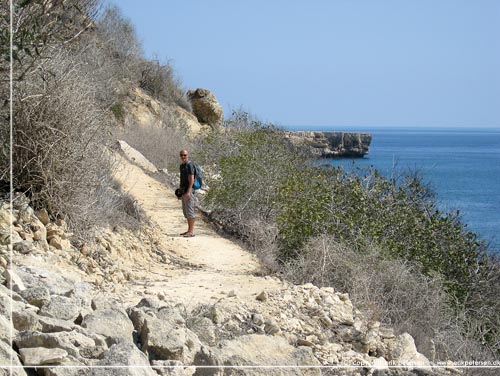 Cypern. Stien til Kykloppens hule, gr p klippesiden langs vandet