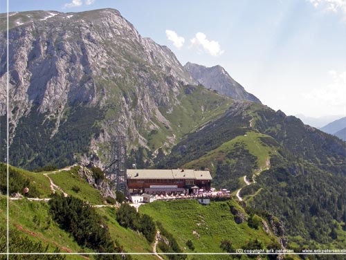 Tyskland. Berchtesgadenland. Jenner Bahn Talstation og Bergsttte set fra stien til Jenner top