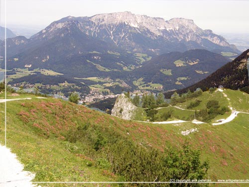 Tyskland. Berchtesgadenland. Stien ned ad Jenner nordsiden med udsigt over dalen