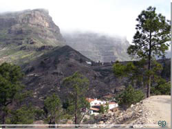 Gran Canaria. Tilbageblik mod Cruz Grande, med bjergkammen og bjerget, hvor tur 4 til La Goleta kravler p [Klik for strre foto]