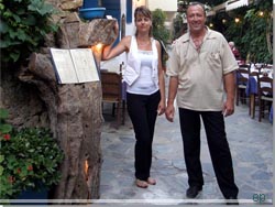 Moutoupaki Taverna. Værtsparret Maria og Antonis Moutoupaki Taverna. Værtsparret Maria og Antonis